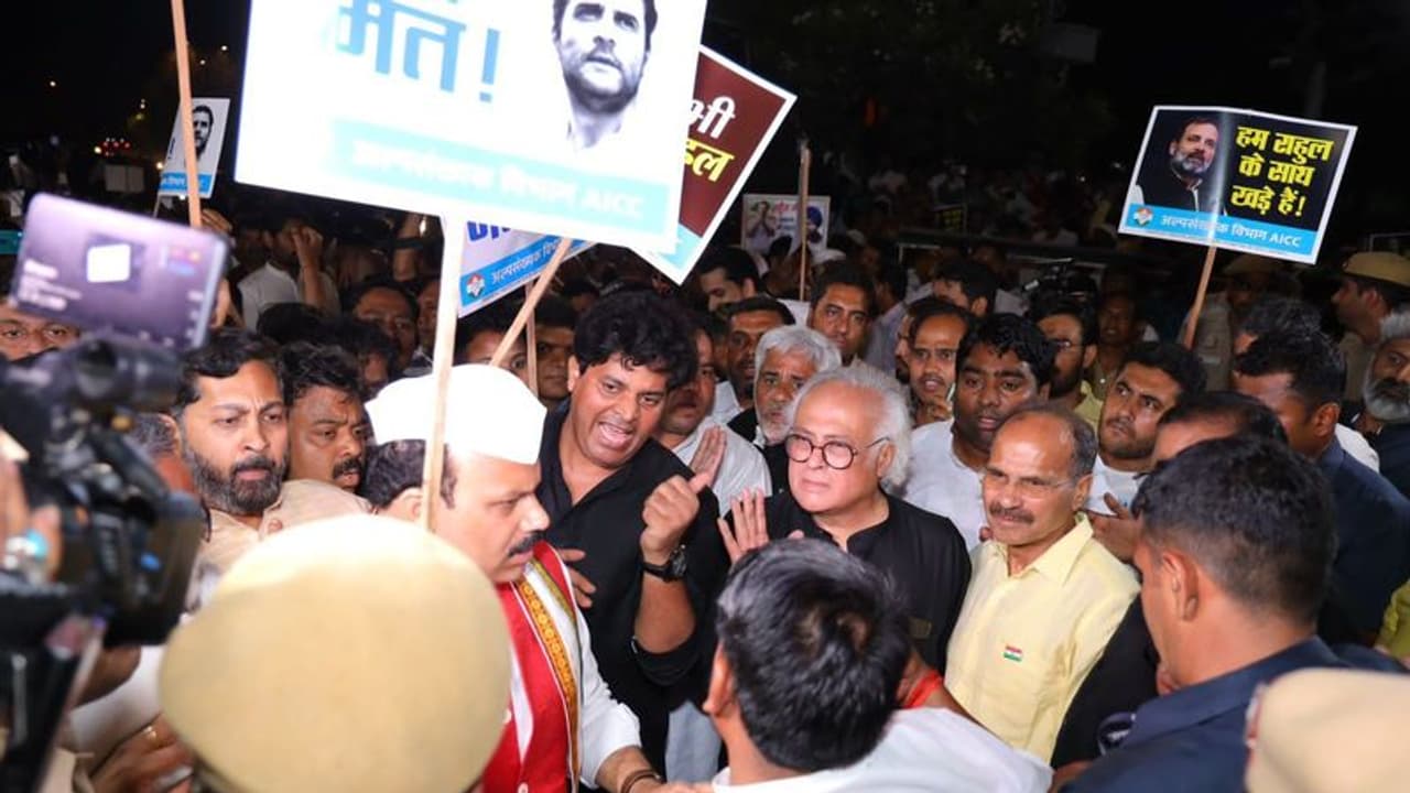 ರಾಹುಲ್ ಗಾಂಧಿ ಬೆಂಬಲಿಸಿ ಕಾಂಗ್ರೆಸ್ ಪ್ರತಿಭಟನೆ, ಕೆಂಪು ಕೋಟೆ ವಲಯದಲ್ಲಿ 144 ಸೆಕ್ಷನ್ ಜಾರಿ!