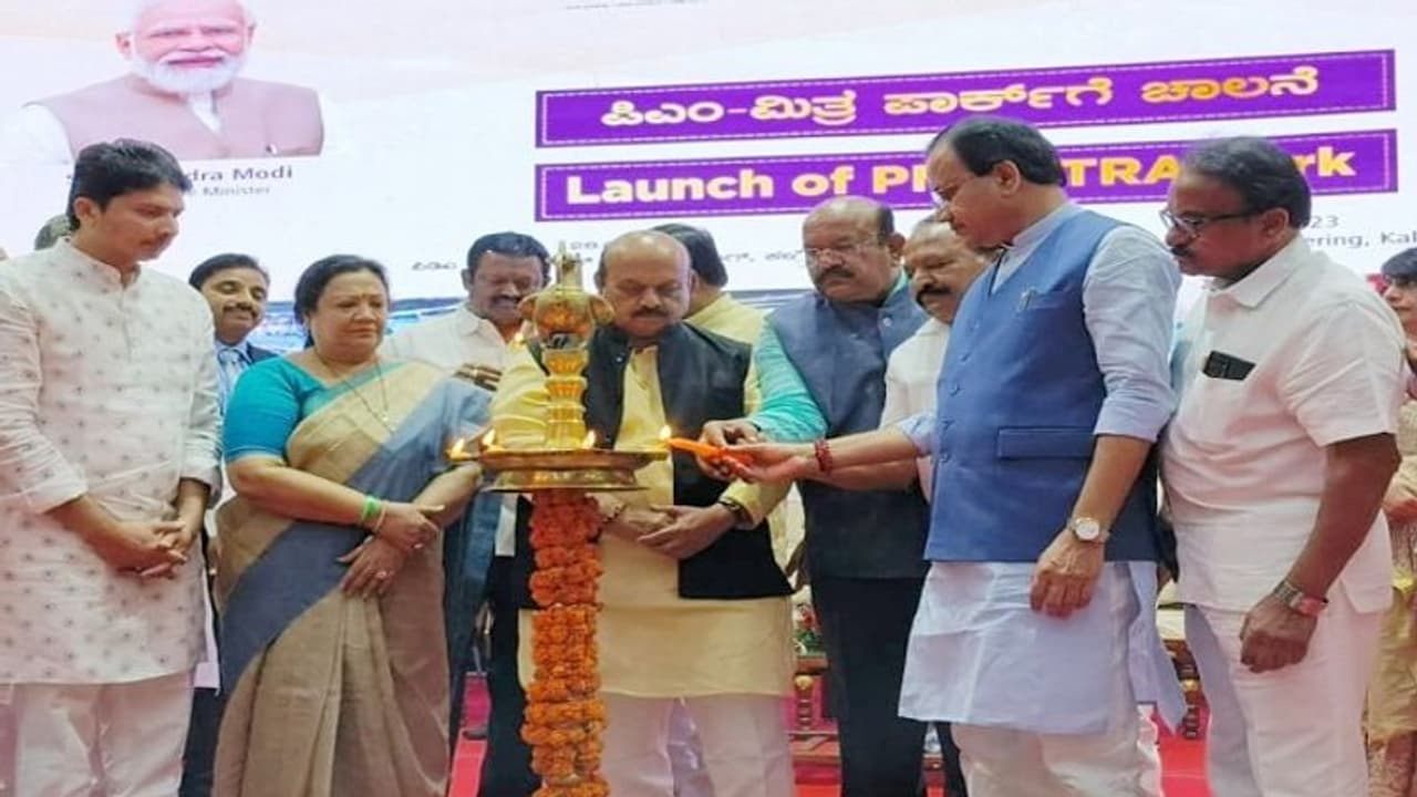 ಕಲಬುರಗಿಯಲ್ಲಿ ದೇಶದ 2ನೇ 'ಪಿಎಂ ಮಿತ್ರ' ಜವಳಿ ಪಾರ್ಕ್: ಮೊದಲ ದಿನವೇ 1,900 ಕೋಟಿ ಹೂಡಿಕೆ ಕಲಬುರಗಿಯಲ್ಲಿ ದೇಶದ 2ನೇ 'ಪಿಎಂ ಮಿತ್ರ' ಜವಳಿ ಪಾರ್ಕ್: ಮೊದಲ ದಿನವೇ 1,900 ಕೋಟಿ ಹೂಡಿಕೆ