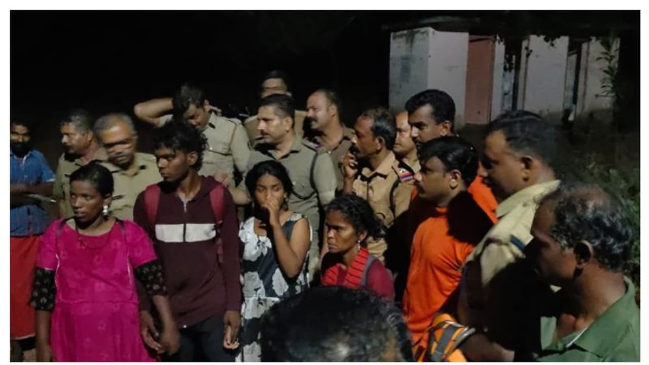 വൈകി വെള്ളച്ചാട്ടം കാണാനെത്തി, മറ്റൊരു വഴിയിലൂടെ കാട്ടിലേക്ക് കയറി; ഉൾക്കാട്ടിൽ കുടുങ്ങിയവരെ നാട്ടിലെത്തിച്ചു വൈകി വെള്ളച്ചാട്ടം കാണാനെത്തി, മറ്റൊരു വഴിയിലൂടെ കാട്ടിലേക്ക് കയറി; ഉൾക്കാട്ടിൽ കുടുങ്ങിയവരെ നാട്ടിലെത്തിച്ചു