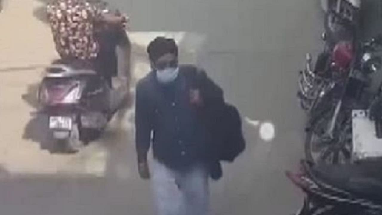 ದಿಲ್ಲಿಯಲ್ಲಿ ಮಾರುವೇಷದಲ್ಲಿ ಉಗ್ರ ಅಮೃತ್ಪಾಲ್ ಪ್ರತ್ಯಕ್ಷ: ಮಾಸ್ಕ್, ಸನ್ಗ್ಲಾಸ್ ಧರಿಸಿ ಸುತ್ತಾಟ ದಿಲ್ಲಿಯಲ್ಲಿ ಮಾರುವೇಷದಲ್ಲಿ ಉಗ್ರ ಅಮೃತ್ಪಾಲ್ ಪ್ರತ್ಯಕ್ಷ: ಮಾಸ್ಕ್, ಸನ್ಗ್ಲಾಸ್ ಧರಿಸಿ ಸುತ್ತಾಟ