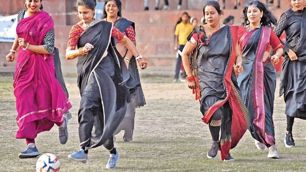 ಸಾರಿಯಲ್ಲಿ ನಾರಿಯ ಕರಾಮತ್ತು..ಸೀರೆಯುಟ್ಟು ಗೋಲ್ ಹೊಡೆದ ಮಹಿಳಾಮಣಿಗಳು ಸಾರಿಯಲ್ಲಿ ನಾರಿಯ ಕರಾಮತ್ತು..ಸೀರೆಯುಟ್ಟು ಗೋಲ್ ಹೊಡೆದ ಮಹಿಳಾಮಣಿಗಳು