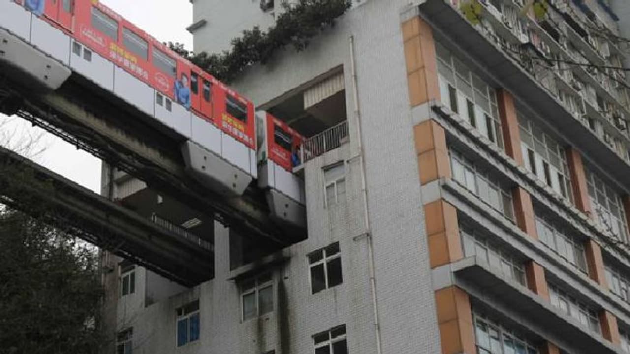 അപാർട്‍മെന്‍റ് കെട്ടിടങ്ങളുടെ അകത്തുകൂടി ട്രെയിൻ ഓടുന്ന ന​ഗരം!