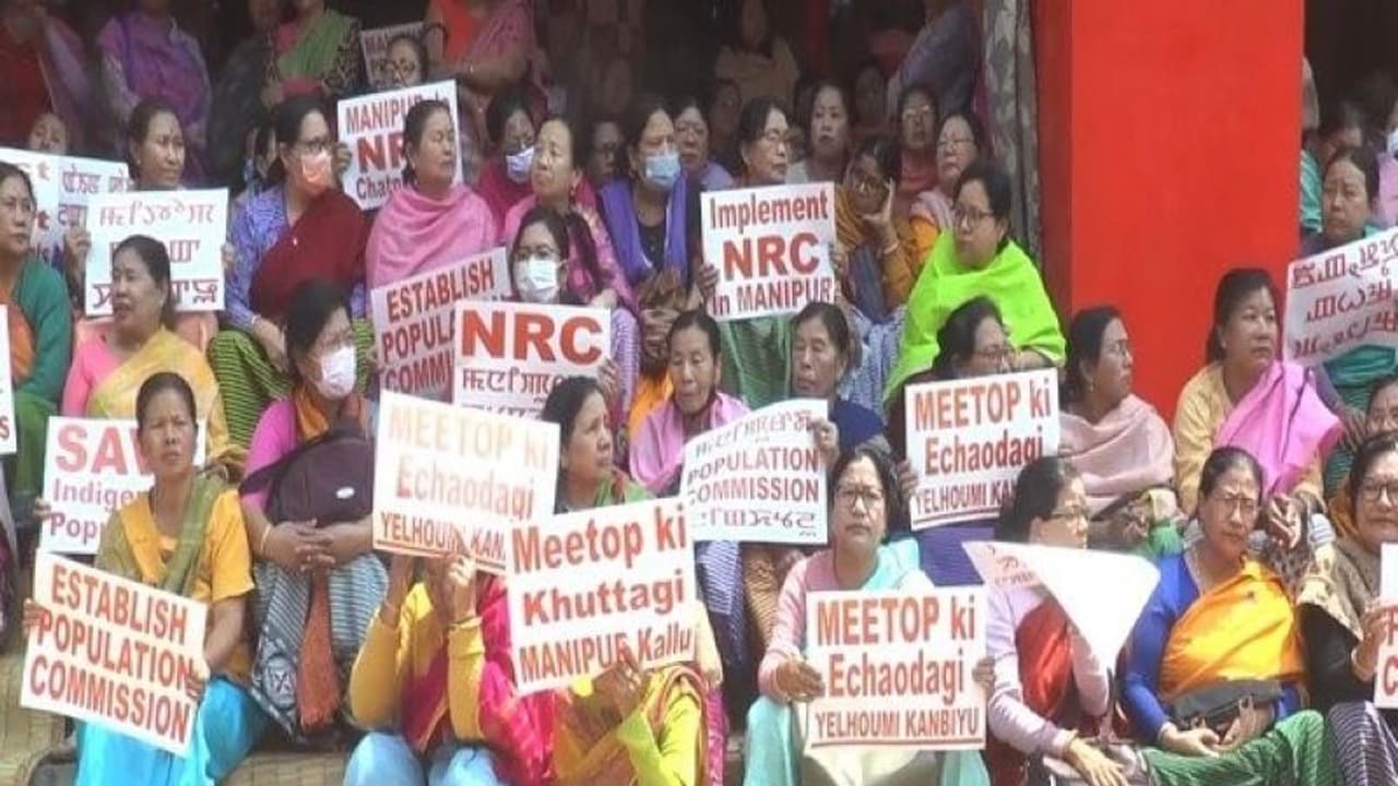 పెరుగుతున్న అక్రమ వలసలు.. ఎన్నార్సీని డిమాండ్ చేస్తూ భారీ ర్యాలీ పెరుగుతున్న అక్రమ వలసలు.. ఎన్నార్సీని డిమాండ్ చేస్తూ భారీ ర్యాలీ