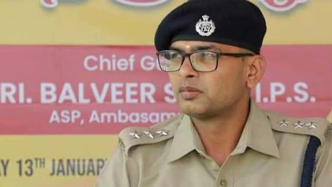 அம்பையில் பல் பிடுங்கிய விவகாரம்: ஏ.எஸ்.பி. பல்வீர் சிங் மீது வழக்குப்பதிவு அம்பையில் பல் பிடுங்கிய விவகாரம்: ஏ.எஸ்.பி. பல்வீர் சிங் மீது வழக்குப்பதிவு