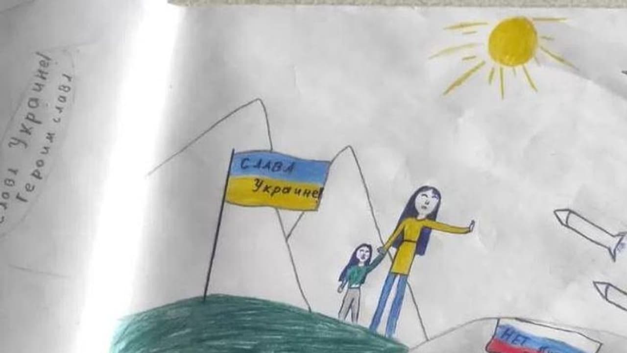 മകൾ യുദ്ധവിരുദ്ധ ചിത്രം വരച്ചു, റഷ്യയിൽ അച്ഛന് രണ്ട് വർഷം തടവ് മകൾ യുദ്ധവിരുദ്ധ ചിത്രം വരച്ചു, റഷ്യയിൽ അച്ഛന് രണ്ട് വർഷം തടവ്