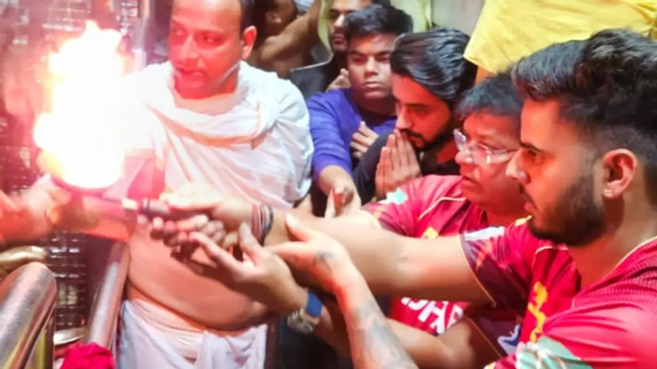 கேப்டனாக பொறுப்பேற்ற நிதிஷ் ராணா: கொல்கத்தா காளி கோயிலில் சாமி தரிசனம்! கேப்டனாக பொறுப்பேற்ற நிதிஷ் ராணா: கொல்கத்தா காளி கோயிலில் சாமி தரிசனம்!