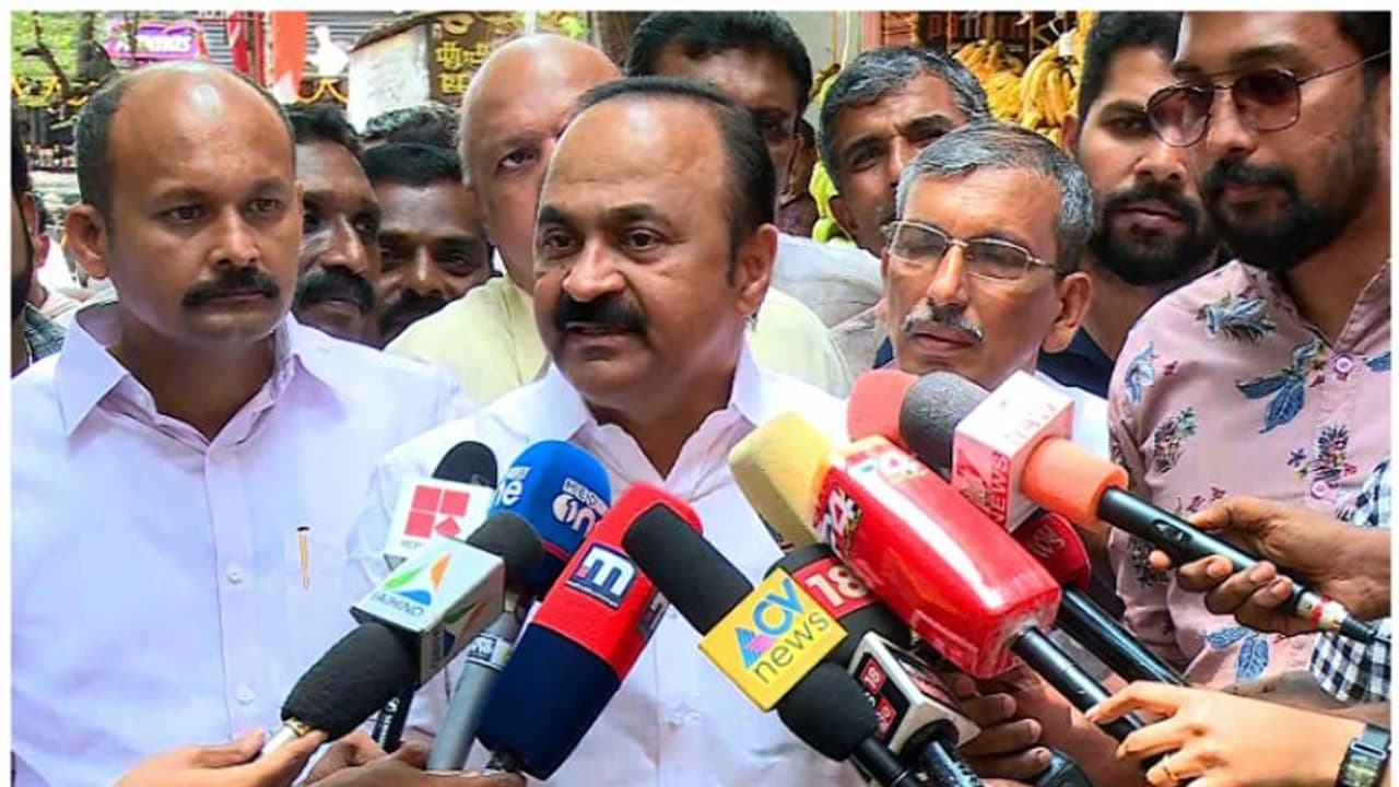 ബ്രഹ്മപുരം തീപിടുത്തം പൊലീസ് റിപ്പോർട്ട്; മുഖ്യമന്ത്രിയും മന്ത്രിമാരും കരാറുകാരനെ സംരക്ഷിക്കുന്നു; വി ഡി സതീശൻ ബ്രഹ്മപുരം തീപിടുത്തം പൊലീസ് റിപ്പോർട്ട്; മുഖ്യമന്ത്രിയും മന്ത്രിമാരും കരാറുകാരനെ സംരക്ഷിക്കുന്നു; വി ഡി സതീശൻ