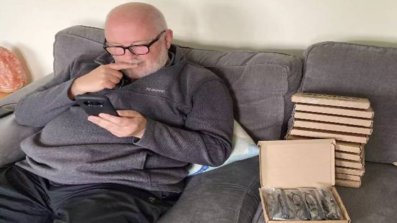 ഓൺലൈൻ ഷോപ്പിങ്ങിനിടയിൽ അബദ്ധം പറ്റി, വാങ്ങിയത് 60 കണ്ണടകൾ