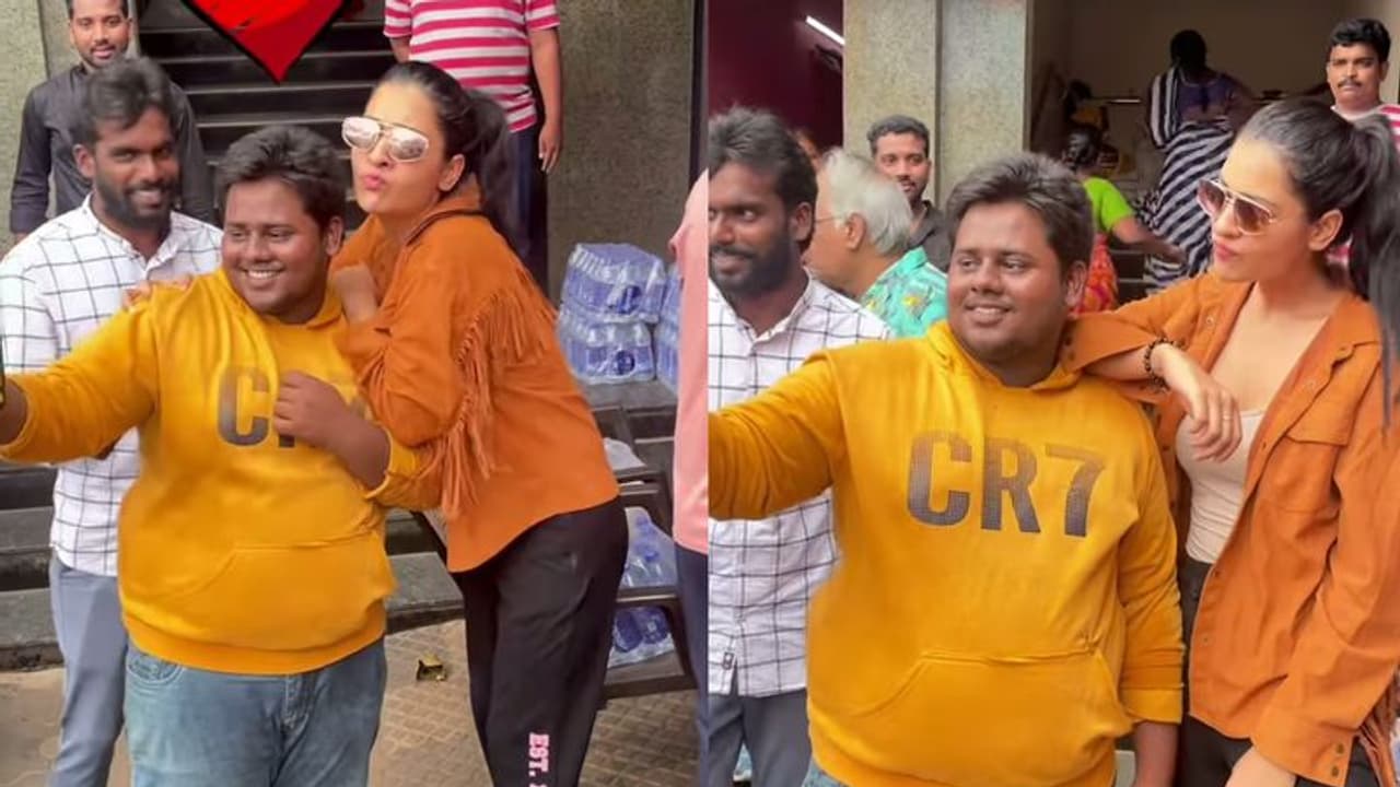 Payal Rajput: సెల్ఫీ అడిగిన అభిమానికి హగ్ ఇచ్చిన హీరోయిన్ పాయల్ రాజ్ పుత్..! Payal Rajput: సెల్ఫీ అడిగిన అభిమానికి హగ్ ఇచ్చిన హీరోయిన్ పాయల్ రాజ్ పుత్..!