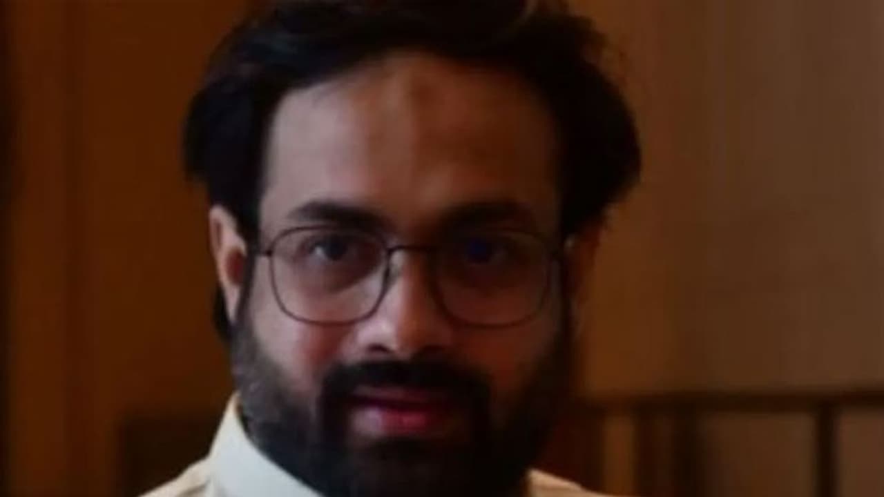 தண்ணீர் கேட்ட இஸ்லாமியருக்கு பழ விருந்து வைத்த இந்து! மனம் நெகிழ்ந்து பதிவிட்ட அனஸ் தன்வீர்! தண்ணீர் கேட்ட இஸ்லாமியருக்கு பழ விருந்து வைத்த இந்து! மனம் நெகிழ்ந்து பதிவிட்ட அனஸ் தன்வீர்!