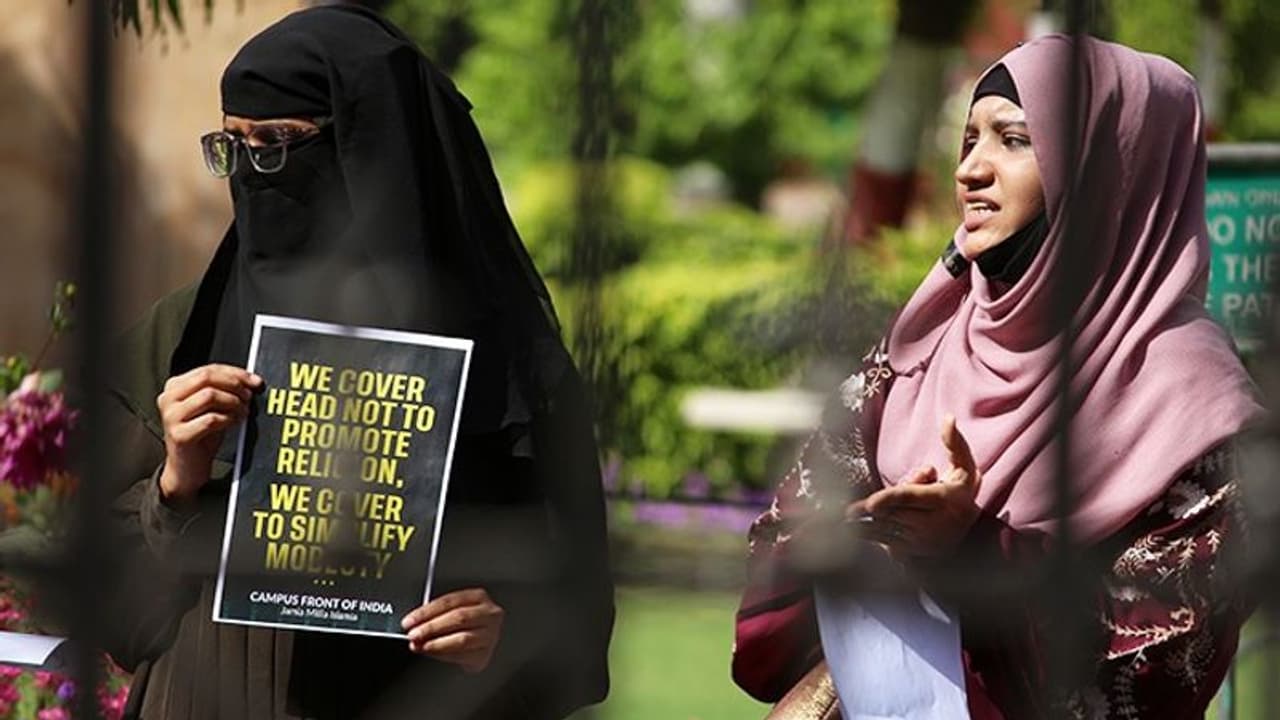 கர்நாடகாவில் ஹிஜாப் தடையை காங்கிரஸ் அரசு நீக்குமா? அமைச்சர் பரமேஸ்வரா சொன்ன பதில் இதுதான்.. கர்நாடகாவில் ஹிஜாப் தடையை காங்கிரஸ் அரசு நீக்குமா? அமைச்சர் பரமேஸ்வரா சொன்ன பதில் இதுதான்..