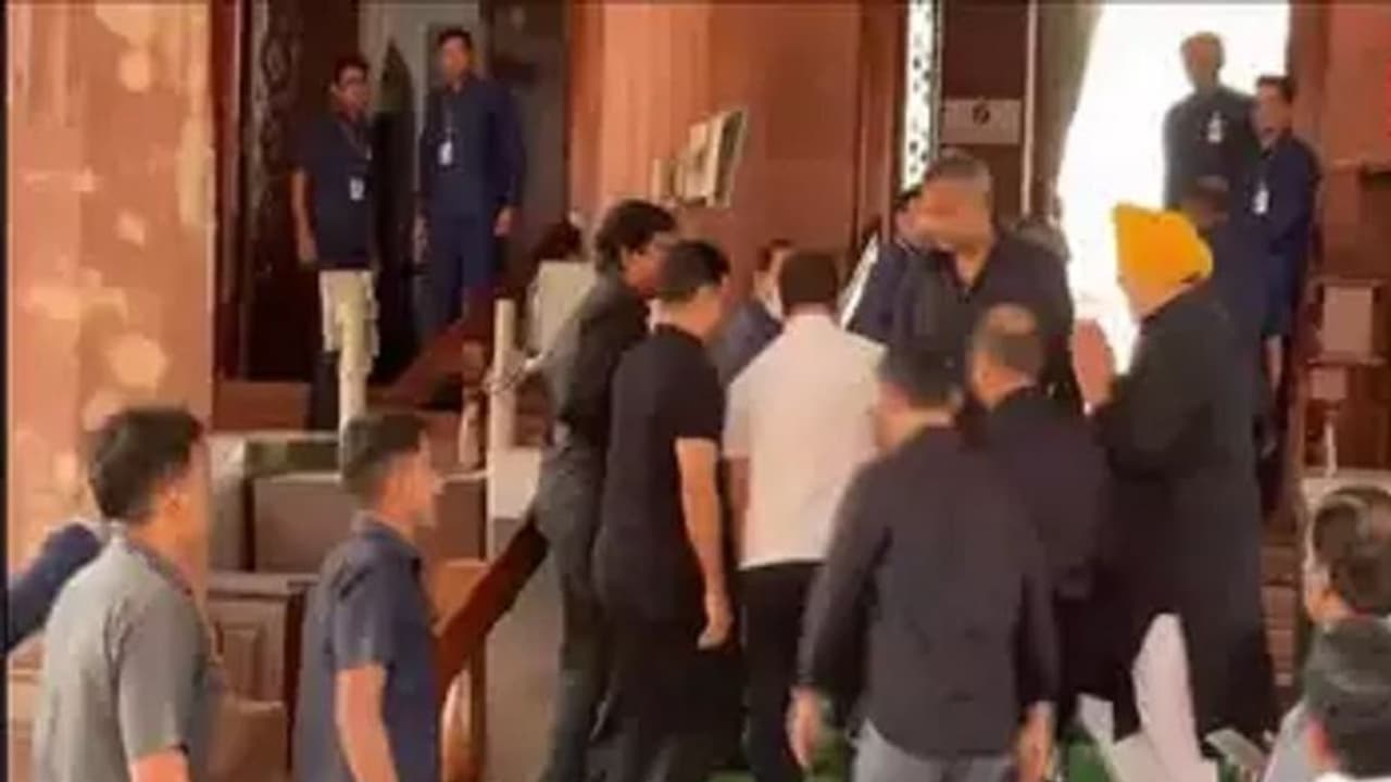 கைகொடுக்க வந்த கார்த்தி சிதம்பரம்... கண்டுகொள்ளாத ராகுல்! காரணம் இதுதான்!! கைகொடுக்க வந்த கார்த்தி சிதம்பரம்... கண்டுகொள்ளாத ராகுல்! காரணம் இதுதான்!!