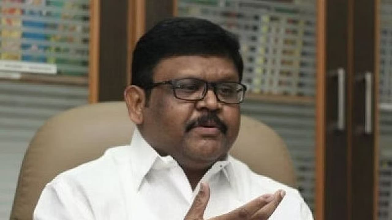 அதிமுக வளர்ச்சிக்கு இவர் தடையாக இருக்கிறார்... முன்னாள் அமைச்சர் வைகைச் செல்வன் சாடல்!! அதிமுக வளர்ச்சிக்கு இவர் தடையாக இருக்கிறார்... முன்னாள் அமைச்சர் வைகைச் செல்வன் சாடல்!!