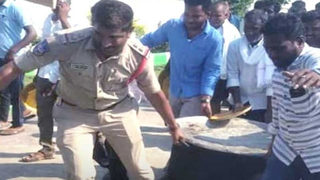 బీఆర్ఎస్ ఆత్మీయ సమ్మేళనం.. అన్నం గిన్నెలు మోసిన హుజూర్‌నగర్ ఎస్సై, ఫోటోలు వైరల్