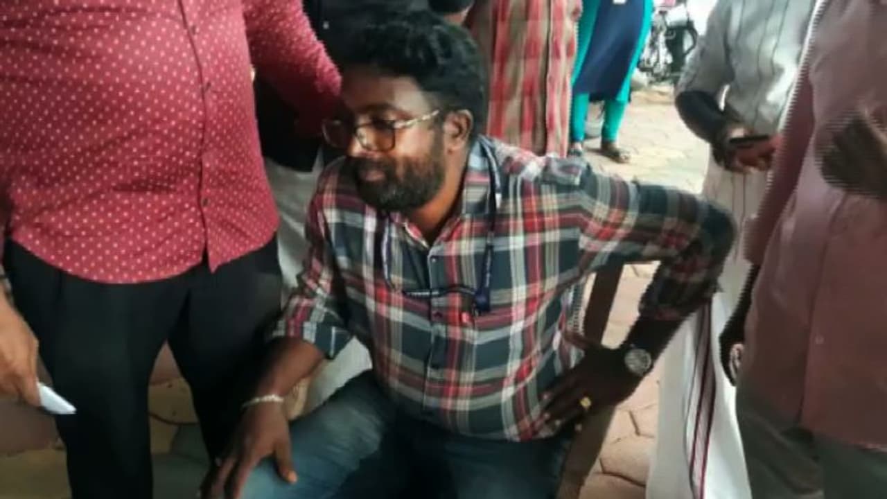 കെട്ടിട നിര്മ്മാണാനുമതിക്ക് കൈക്കൂലി 5000 രൂപ; പായിപ്ര ഓവര്സിയര് അറസ്റ്റില് കെട്ടിട നിര്മ്മാണാനുമതിക്ക് കൈക്കൂലി 5000 രൂപ; പായിപ്ര ഓവര്സിയര് അറസ്റ്റില്