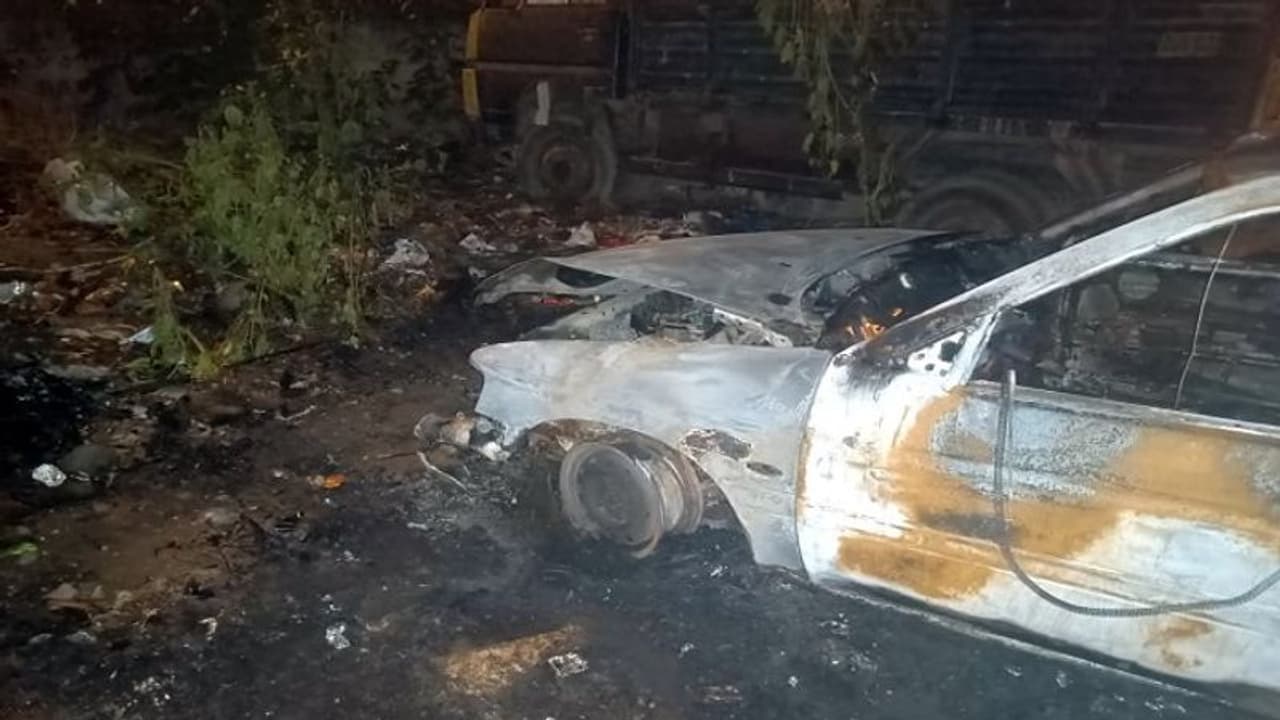 ಬೆಂಗಳೂರು: ರಸ್ತೆ ಬದಿ ನಿಂತಿದ್ದ ಕಾರಿಗೆ ಆಕಸ್ಮಿಕ ಬೆಂಕಿ, ನಿರ್ಗತಿಕ ವ್ಯಕ್ತಿ ಸಜೀವ ದಹನ ಬೆಂಗಳೂರು: ರಸ್ತೆ ಬದಿ ನಿಂತಿದ್ದ ಕಾರಿಗೆ ಆಕಸ್ಮಿಕ ಬೆಂಕಿ, ನಿರ್ಗತಿಕ ವ್ಯಕ್ತಿ ಸಜೀವ ದಹನ