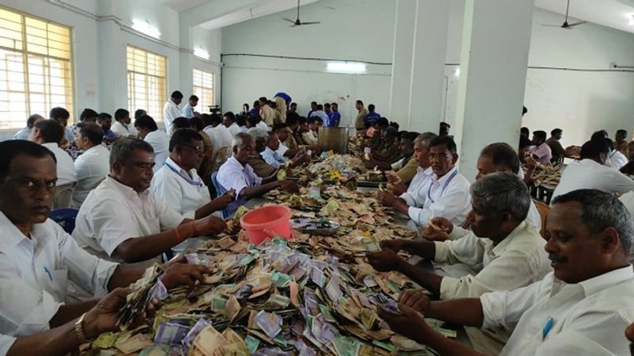 ಚಾಮರಾಜನಗರ: ಮತ್ತೆ ಕೋಟ್ಯಾಧಿಪತಿಯಾದ ಮಲೆ ಮಹದೇಶ್ವರ ಸ್ವಾಮಿ..! ಚಾಮರಾಜನಗರ: ಮತ್ತೆ ಕೋಟ್ಯಾಧಿಪತಿಯಾದ ಮಲೆ ಮಹದೇಶ್ವರ ಸ್ವಾಮಿ..!