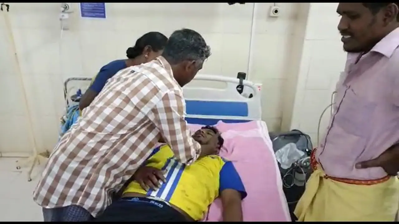 சேலத்தில் இருசக்கர வாகனங்கள் நேருக்கு நேர் மோதி கோர விபத்து; ஒருவர் பலி, 2 பேர் கவலைக்கிடம் சேலத்தில் இருசக்கர வாகனங்கள் நேருக்கு நேர் மோதி கோர விபத்து; ஒருவர் பலி, 2 பேர் கவலைக்கிடம்