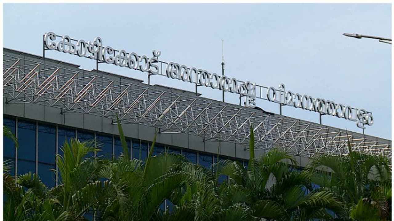 കരിപ്പൂരിൽ ഒന്നേമുക്കാൽ കോടിയുടെ സ്വർണ്ണം തട്ടാൻ ശ്രമിച്ച 6 പേർ പിടിയിൽ; കാരിയർമാരെ തട്ടിക്കൊണ്ടുപോകാനും ശ്രമം കരിപ്പൂരിൽ ഒന്നേമുക്കാൽ കോടിയുടെ സ്വർണ്ണം തട്ടാൻ ശ്രമിച്ച 6 പേർ പിടിയിൽ; കാരിയർമാരെ തട്ടിക്കൊണ്ടുപോകാനും ശ്രമം