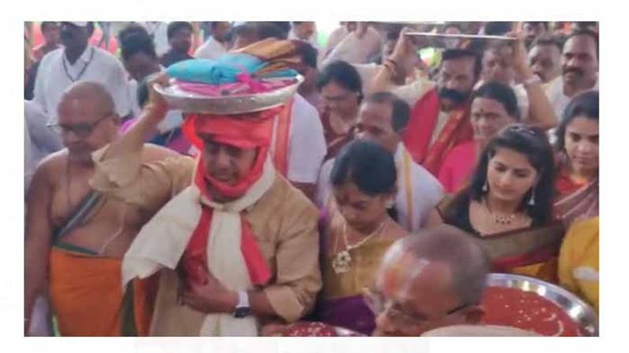  భద్రాచలంలో వైభవంగా సీతారాముల కళ్యాణం: పట్టు వస్త్రాలు సమర్పించిన ఇంద్రకరణ్ రెడ్డి 