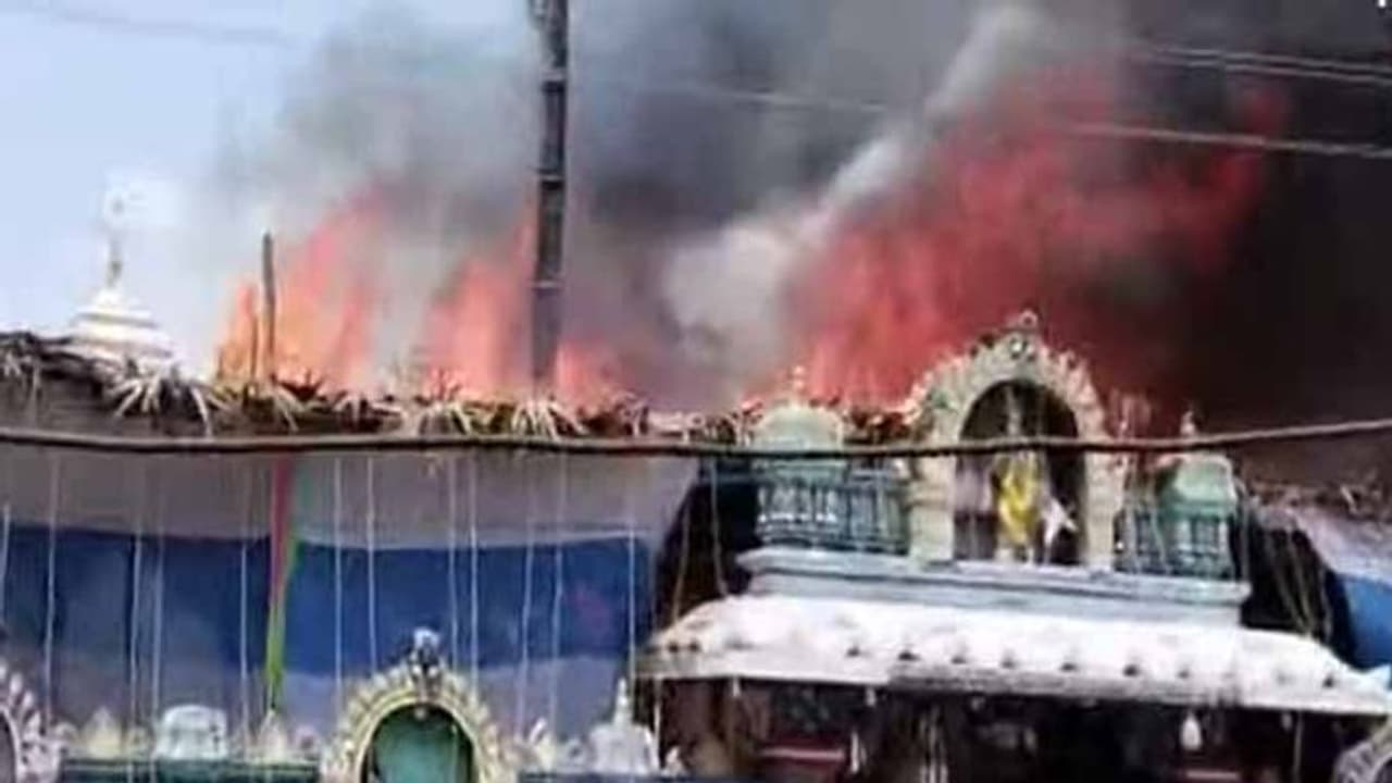 దువ్వ శ్రీరామనవమి వేడుకల్లో అవశృతి: చలువ పందిళ్లకు మంటలు, భక్తులు సురక్షితం దువ్వ శ్రీరామనవమి వేడుకల్లో అవశృతి: చలువ పందిళ్లకు మంటలు, భక్తులు సురక్షితం