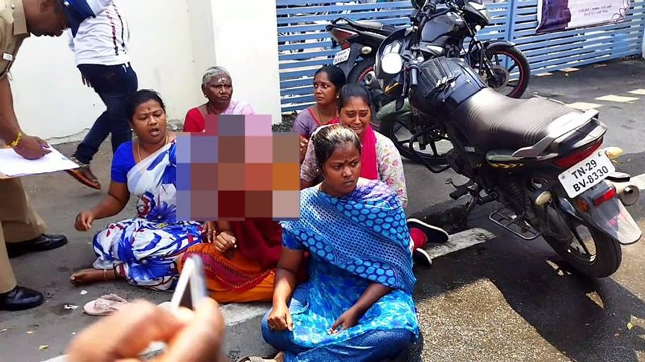 பொய் வழக்கு பதிந்து சித்ரவதை; ஆட்சியரகத்தில் ஒரே குடும்பத்தை சேர்ந்த 7 பேர் தீ குளிக்க முயற்சி