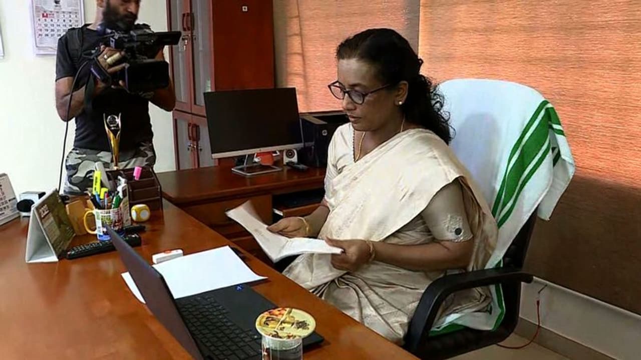 സിസ തോമസിന് തിരിച്ചടി; കാരണം കാണിക്കൽ നോട്ടീസ് തള്ളണമെന്ന ആവശ്യം ട്രൈബ്യൂണൽ നിരാകരിച്ചു സിസ തോമസിന് തിരിച്ചടി; കാരണം കാണിക്കൽ നോട്ടീസ് തള്ളണമെന്ന ആവശ്യം ട്രൈബ്യൂണൽ നിരാകരിച്ചു