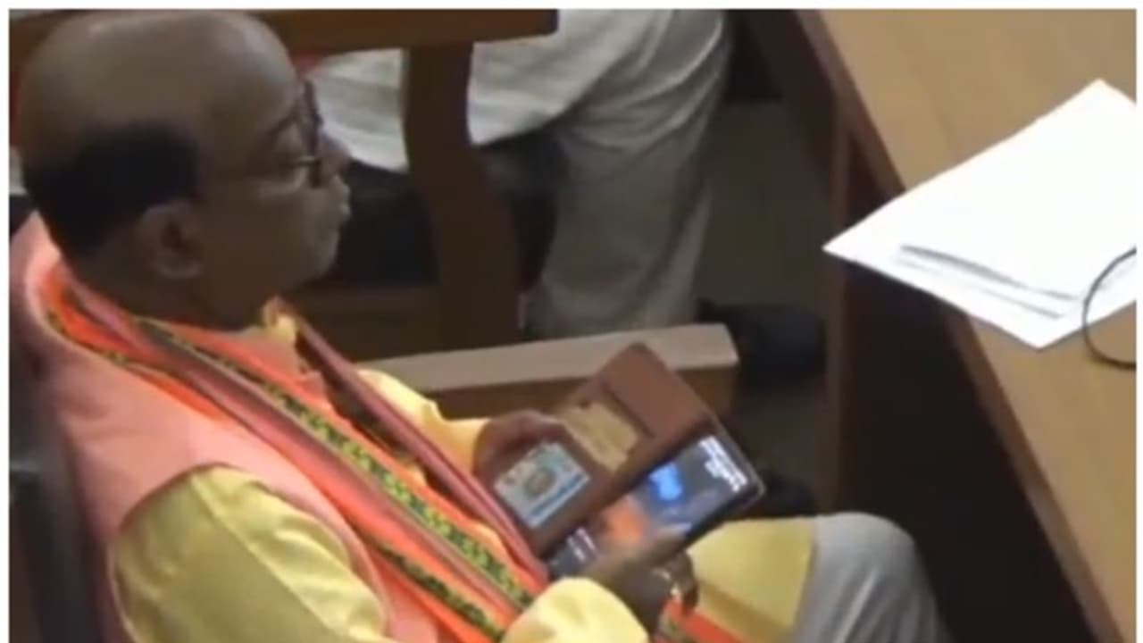 'കോൾ വന്നപ്പോൾ പെട്ടെന്ന് പ്ലേ ആയതാണ്, പോൺ വീഡിയോ കണ്ടിട്ടില്ല'; വിശദീകരണവുമായി ബിജെപി എംഎൽഎ 'കോൾ വന്നപ്പോൾ പെട്ടെന്ന് പ്ലേ ആയതാണ്, പോൺ വീഡിയോ കണ്ടിട്ടില്ല'; വിശദീകരണവുമായി ബിജെപി എംഎൽഎ