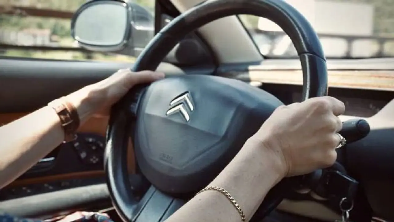 ಸಾರ್ವಜನಿಕರಿಗೆ ಹೊಸ ವರ್ಷದ ಶಾಕ್, ಕರ್ನಾಟಕದಲ್ಲಿ ಡ್ರೈವಿಂಗ್ ಲೈಸೆನ್ಸ್ ಮತ್ತಷ್ಟು ದುಬಾರಿ!