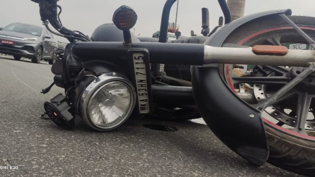 ರಸ್ತೆ ವಿಭಜಕಕ್ಕೆ ಗುದ್ದಿ ಇಬ್ಬರ ಸಾವು: ವಿಮಾನ ಏರಬೇಕಿದ್ದವರು ಚಿತೆ ಏರಿದರು