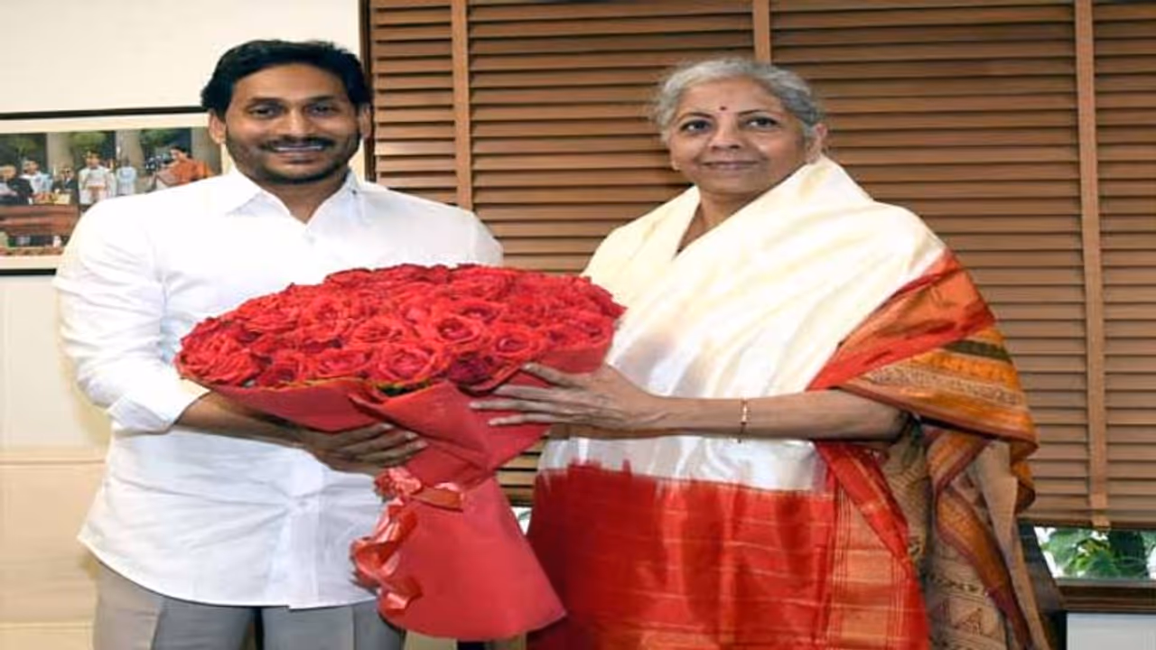 నిర్మలా సీతారామన్తో జగన్ భేటీ: రాష్ట్రానికి రావాల్సిన నిధులపై చర్చ నిర్మలా సీతారామన్తో జగన్ భేటీ: రాష్ట్రానికి రావాల్సిన నిధులపై చర్చ