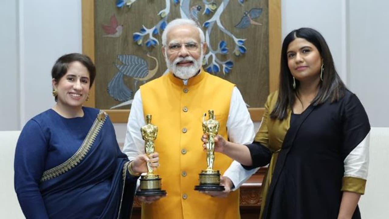 இரண்டு கைகளில் ஆஸ்கர் விருதை ஏந்தியபடி மோடி.! பிரதமரிடம் வாழ்த்து பெற்ற 'தி எலிபெண்ட் விஸ்பரர்ஸ்' குழு! இரண்டு கைகளில் ஆஸ்கர் விருதை ஏந்தியபடி மோடி.! பிரதமரிடம் வாழ்த்து பெற்ற 'தி எலிபெண்ட் விஸ்பரர்ஸ்' குழு!