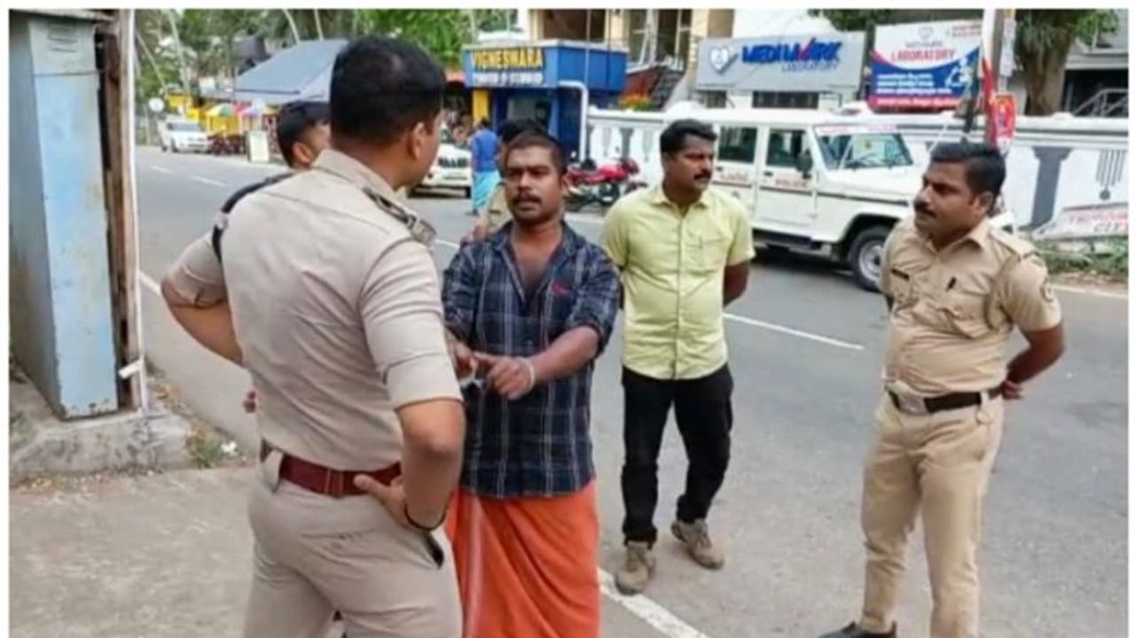 'മുടി വെട്ടിയതിന് കളിയാക്കി, ആക്രമിച്ചു'; പ്ലസ് വൺ വിദ്യാർത്ഥിനിയെ നടുറോഡിൽ മർദ്ദിച്ച കേസിൽ ഒരാൾ കൂടി പിടിയിൽ 'മുടി വെട്ടിയതിന് കളിയാക്കി, ആക്രമിച്ചു'; പ്ലസ് വൺ വിദ്യാർത്ഥിനിയെ നടുറോഡിൽ മർദ്ദിച്ച കേസിൽ ഒരാൾ കൂടി പിടിയിൽ