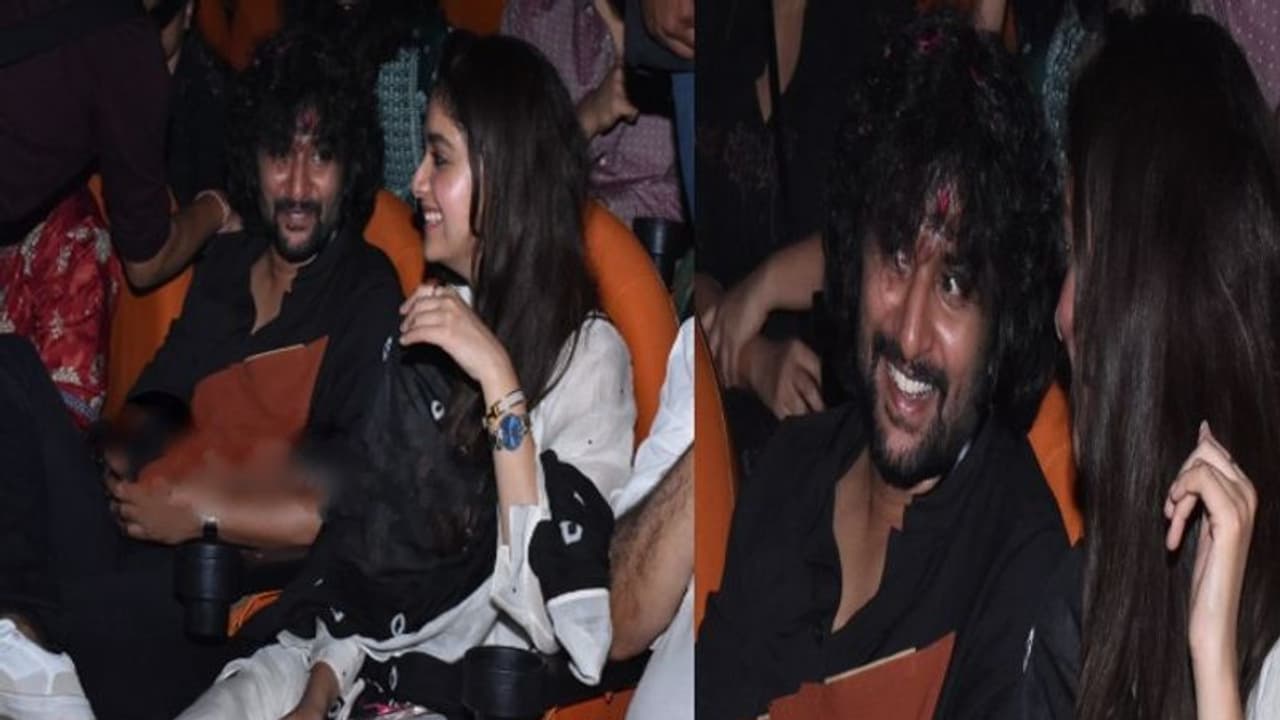 ఫ్యాన్స్ తో కలిసి ‘దసరా’ చూసిన నాని, కీర్తి సురేష్.. థియేటర్లలో అభిమానుల రచ్చ.. ఫ్యాన్స్ తో కలిసి ‘దసరా’ చూసిన నాని, కీర్తి సురేష్.. థియేటర్లలో అభిమానుల రచ్చ..