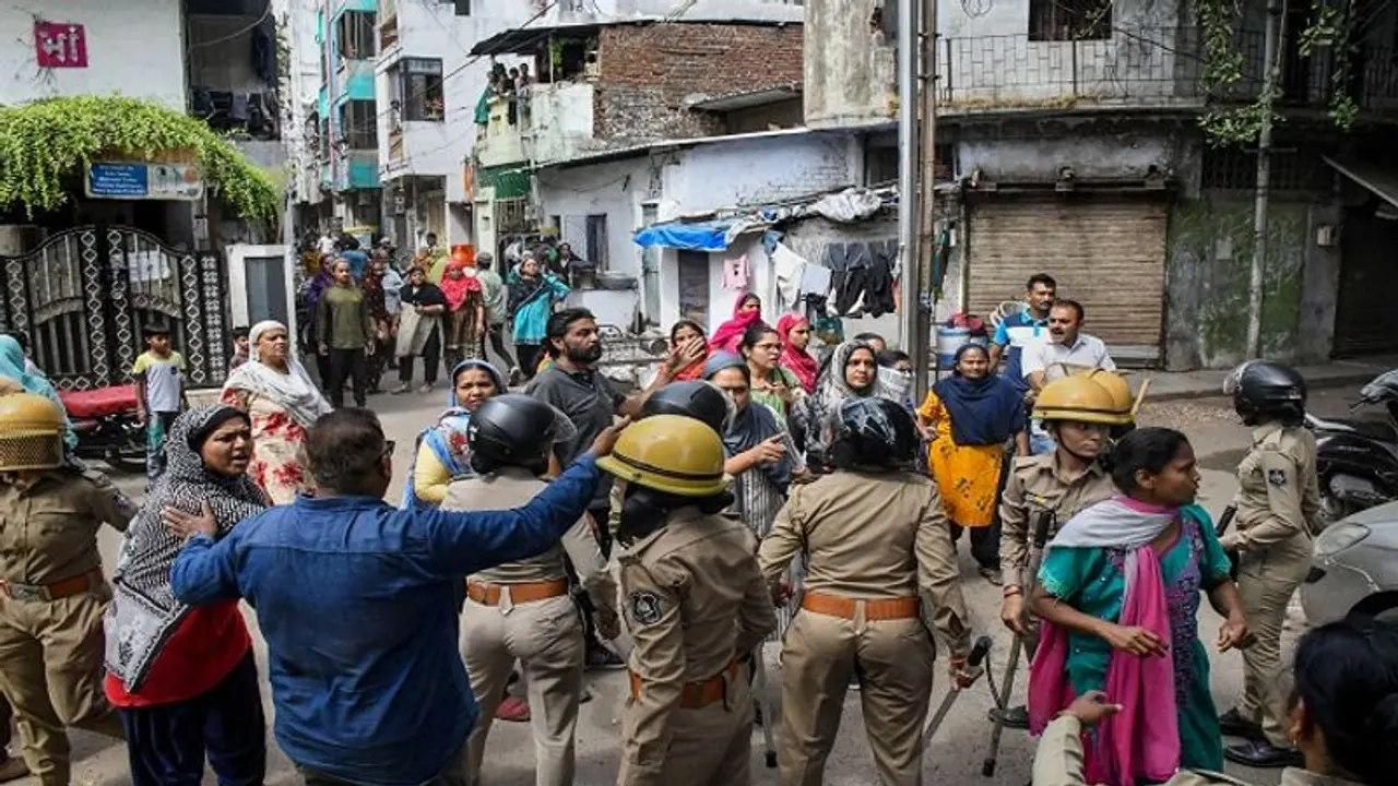 Gujarat: Miscreants pelt stones at two Ram Navami processions in Vadodara; several injured Gujarat: Miscreants pelt stones at two Ram Navami processions in Vadodara; several injured