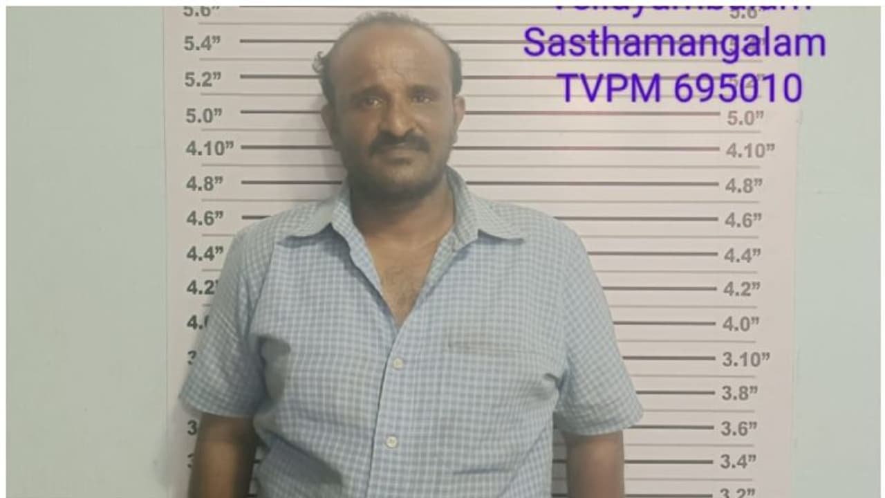 പട്ടാപ്പകൽ സെക്രട്ടേറിയറ്റിന് മുൻപിൽ സ്ത്രീക്ക് നേരെ അതിക്രമം; പ്രതി പിടിയില് പട്ടാപ്പകൽ സെക്രട്ടേറിയറ്റിന് മുൻപിൽ സ്ത്രീക്ക് നേരെ അതിക്രമം; പ്രതി പിടിയില്