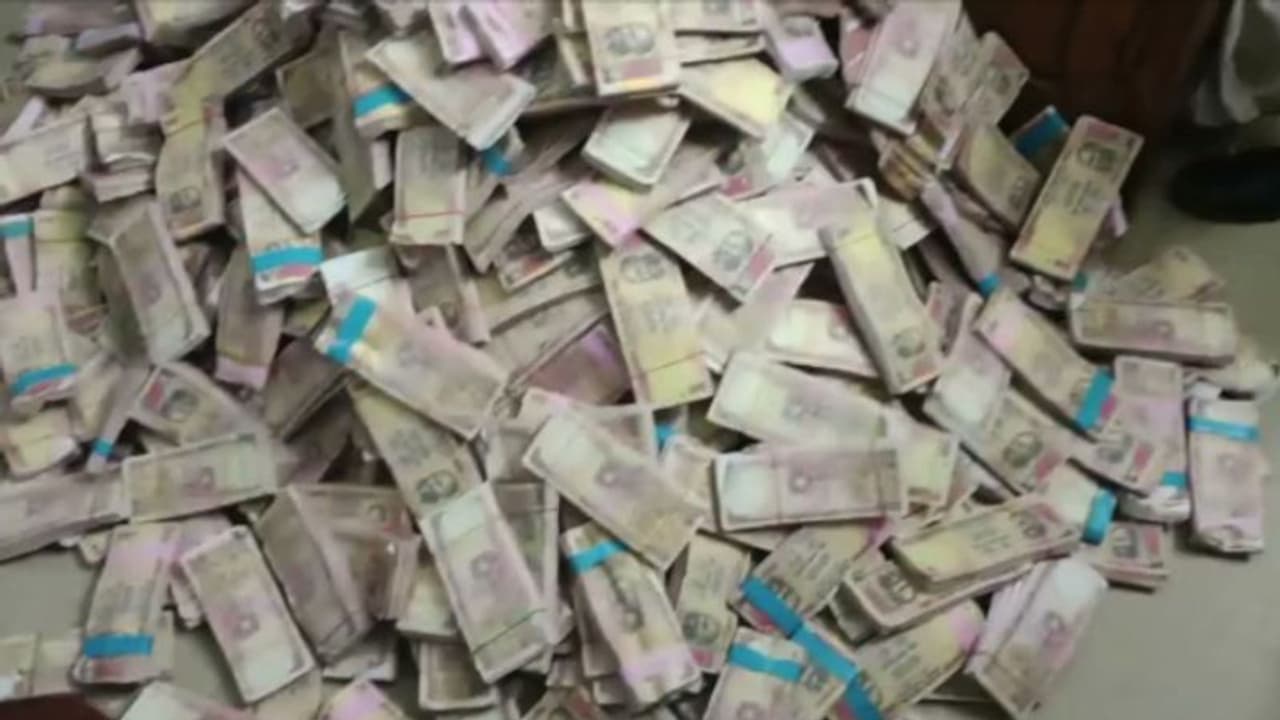 കാസർകോട് ആൾപാർപ്പില്ലാത്ത വീട്ടിൽ നിന്ന് നിരോധിത നോട്ട് ശേഖരം പിടികൂടി