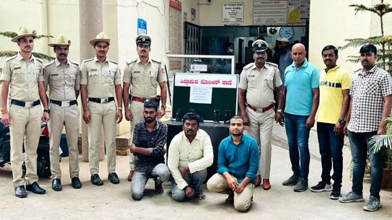 ಬೆಂಗಳೂರು: ಸರ್ಕಾರಿ ಅಧಿಕಾರಿಗಳನ್ನೇ ಸುಲಿಗೆ ಮಾಡುತ್ತಿದ್ದ ರೆಡ್ಡಿ ಗ್ಯಾಂಗ್..! ಬೆಂಗಳೂರು: ಸರ್ಕಾರಿ ಅಧಿಕಾರಿಗಳನ್ನೇ ಸುಲಿಗೆ ಮಾಡುತ್ತಿದ್ದ ರೆಡ್ಡಿ ಗ್ಯಾಂಗ್..!