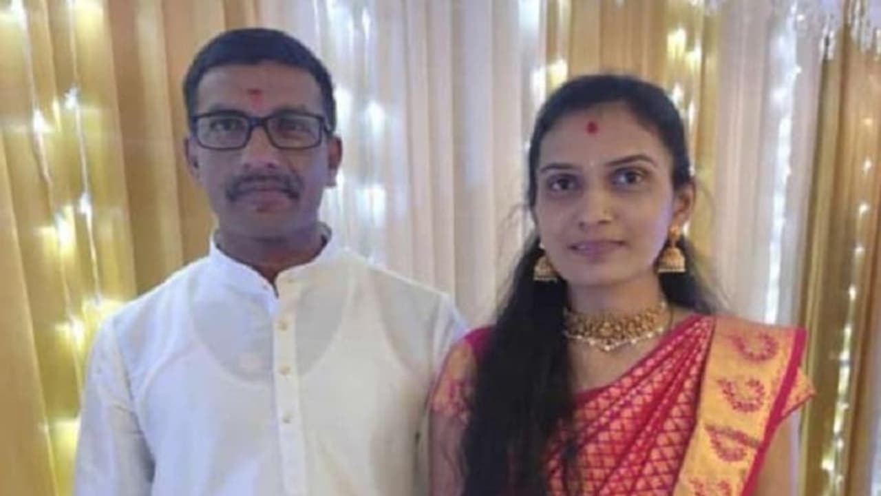 ಮಂಡ್ಯ: ಕೌಟುಂಬಿಕ ಕಲಹಕ್ಕೆ ಬೇಸತ್ತು ದಂಪತಿ ಆತ್ಮಹತ್ಯೆಗೆ ಶರಣು ಮಂಡ್ಯ: ಕೌಟುಂಬಿಕ ಕಲಹಕ್ಕೆ ಬೇಸತ್ತು ದಂಪತಿ ಆತ್ಮಹತ್ಯೆಗೆ ಶರಣು