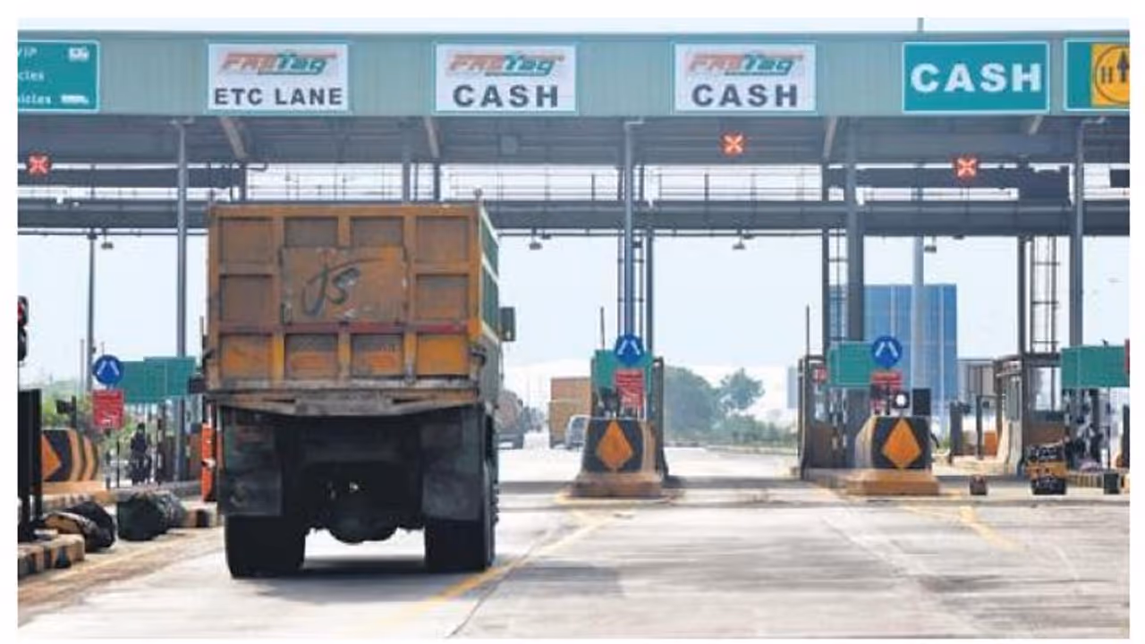 ടോൾ പ്ലാസകളിലും ഇരുട്ടടി; ഇന്ന് അർദ്ധരാത്രി മുതൽ ടോൾ നിരക്ക് കൂടും ടോൾ പ്ലാസകളിലും ഇരുട്ടടി; ഇന്ന് അർദ്ധരാത്രി മുതൽ ടോൾ നിരക്ക് കൂടും