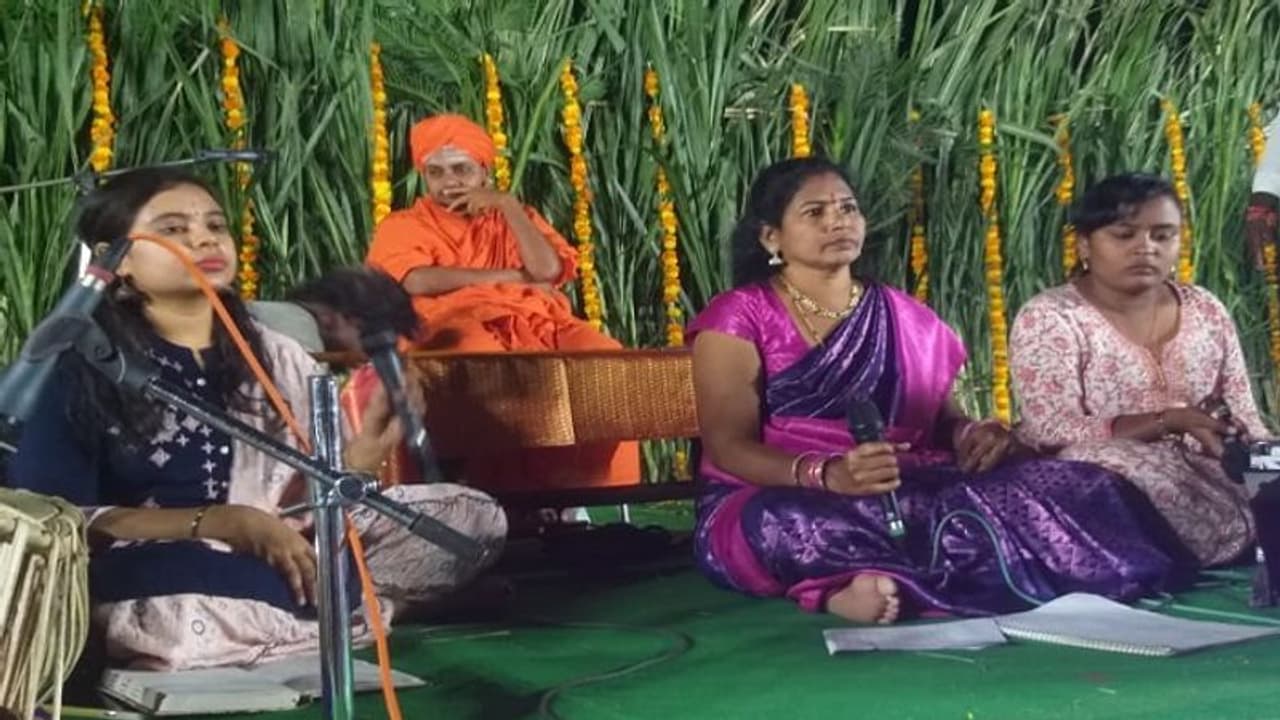 ಗಂಗಾವತಿ: ಭೋಗಾಪುರೇಶ ಕೆರೆಗೆ ಗವಿ ಶ್ರೀಗಳಿಂದ ಬಾಗಿನ ಅರ್ಪಣೆ