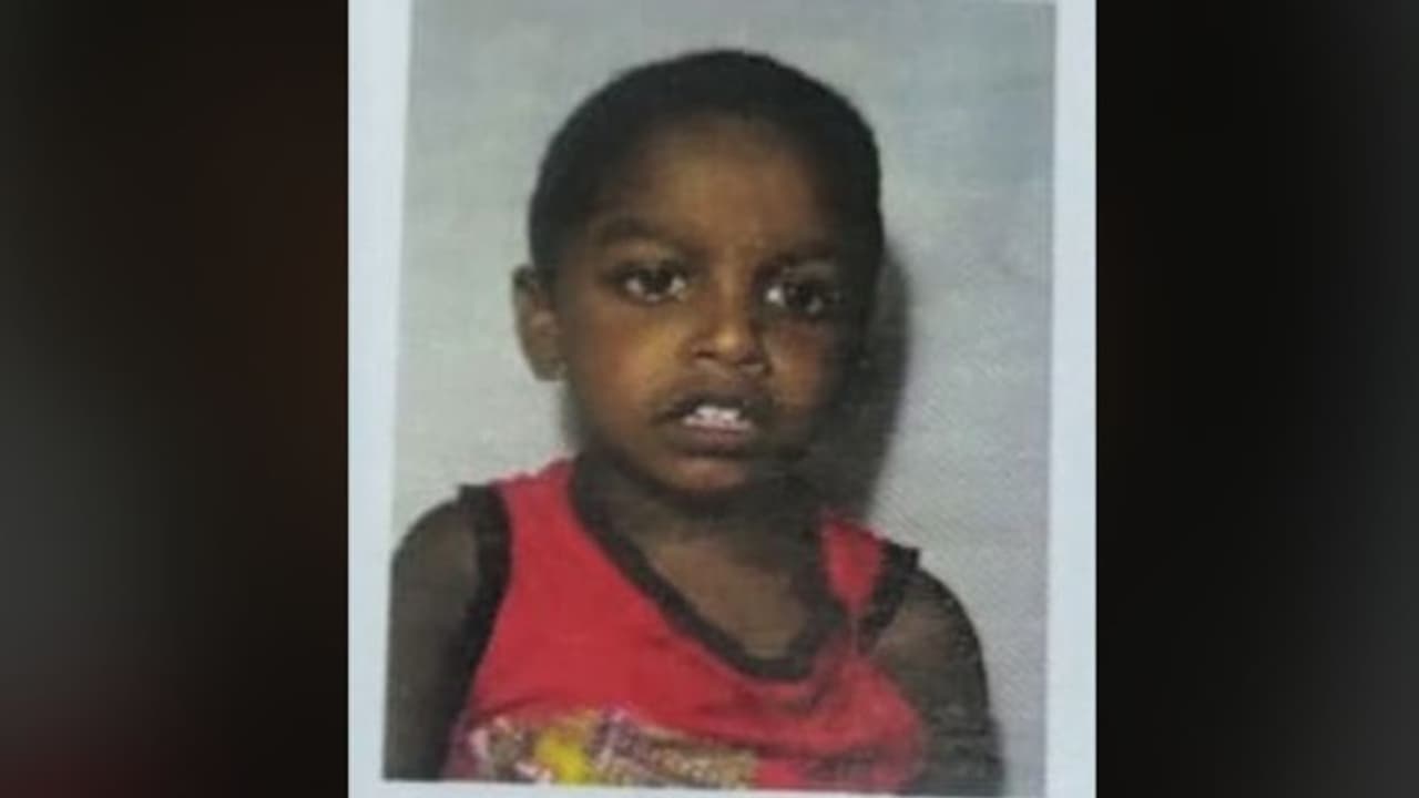 അമ്മക്കൊപ്പം റോഡ് മുറിച്ചു കടക്കവെ ബൈക്കിടിച്ചു, 4 വയസ്സുകാരന് ദൂരേക്ക് തെറിച്ച് വീണു, ദാരുണാന്ത്യം അമ്മക്കൊപ്പം റോഡ് മുറിച്ചു കടക്കവെ ബൈക്കിടിച്ചു, 4 വയസ്സുകാരന് ദൂരേക്ക് തെറിച്ച് വീണു, ദാരുണാന്ത്യം