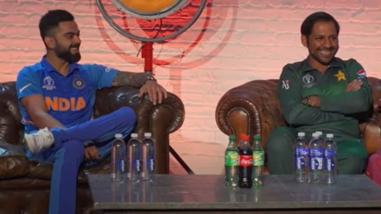 అన్నా ఇది ఆగదాయే..! ఇంగ్లీష్ రాక పాక్ మాజీ సారథి తంటాలు.. కోహ్లీతో సరదా సంభాషణ రివీల్ చేసిన సర్ఫరాజ్ అన్నా ఇది ఆగదాయే..! ఇంగ్లీష్ రాక పాక్ మాజీ సారథి తంటాలు.. కోహ్లీతో సరదా సంభాషణ రివీల్ చేసిన సర్ఫరాజ్