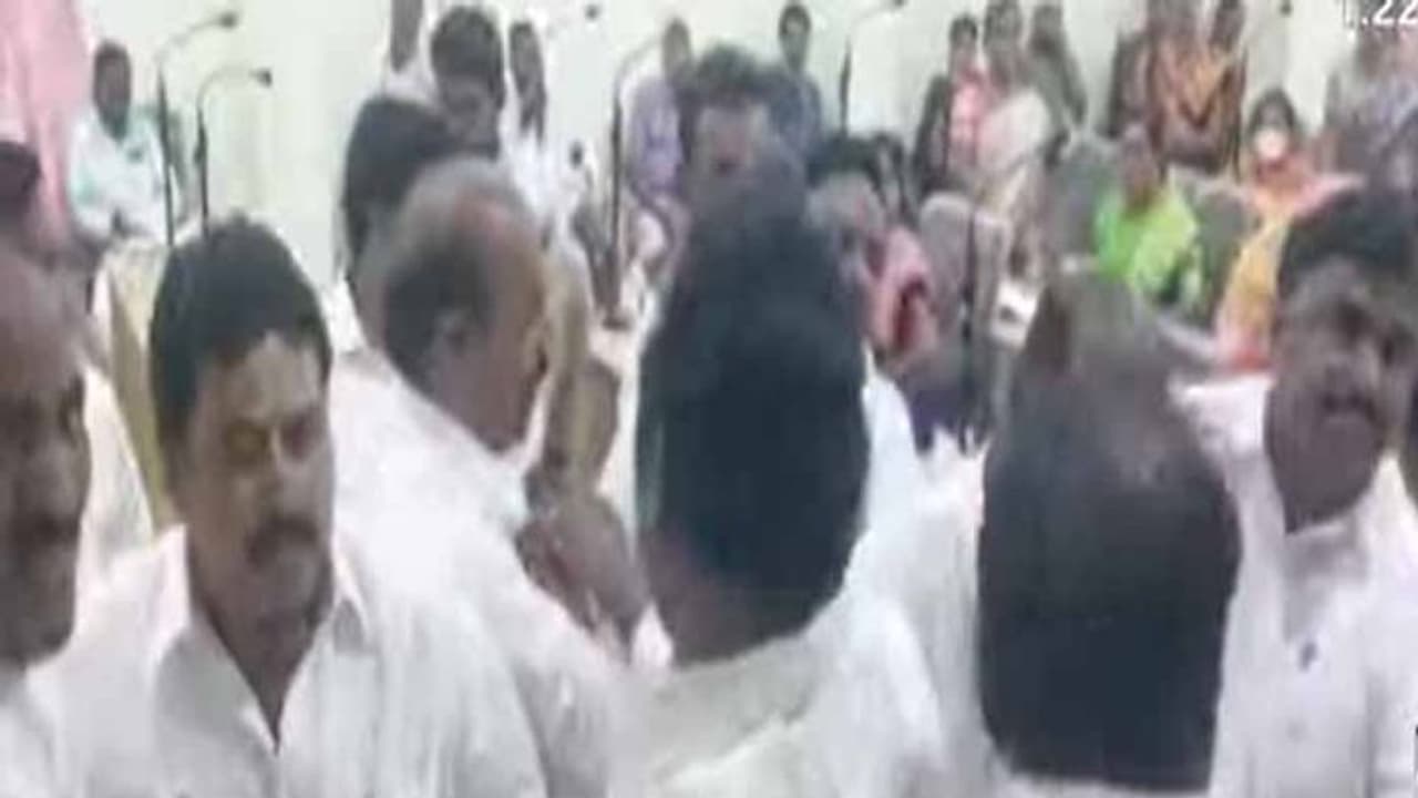 తెనాలి మున్సిపల్ మీటింగ్ లో గందరగోళం: బాహాబాహీకి దిగిన టీడీపీ, వైసీపీ తెనాలి మున్సిపల్ మీటింగ్ లో గందరగోళం: బాహాబాహీకి దిగిన టీడీపీ, వైసీపీ