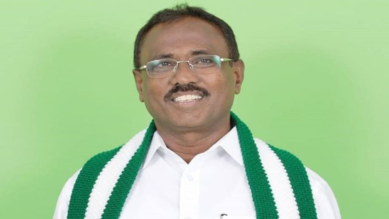 ಬೆಂಗಳೂರು: ಜೆಡಿಎಸ್ ಶಾಸಕ ಮಂಜುನಾಥ್ ಫೋಟೋ ಇದ್ದ 800 ಬಾಕ್ಸ್ ಕುಕ್ಕರ್ ಜಪ್ತಿ ಬೆಂಗಳೂರು: ಜೆಡಿಎಸ್ ಶಾಸಕ ಮಂಜುನಾಥ್ ಫೋಟೋ ಇದ್ದ 800 ಬಾಕ್ಸ್ ಕುಕ್ಕರ್ ಜಪ್ತಿ