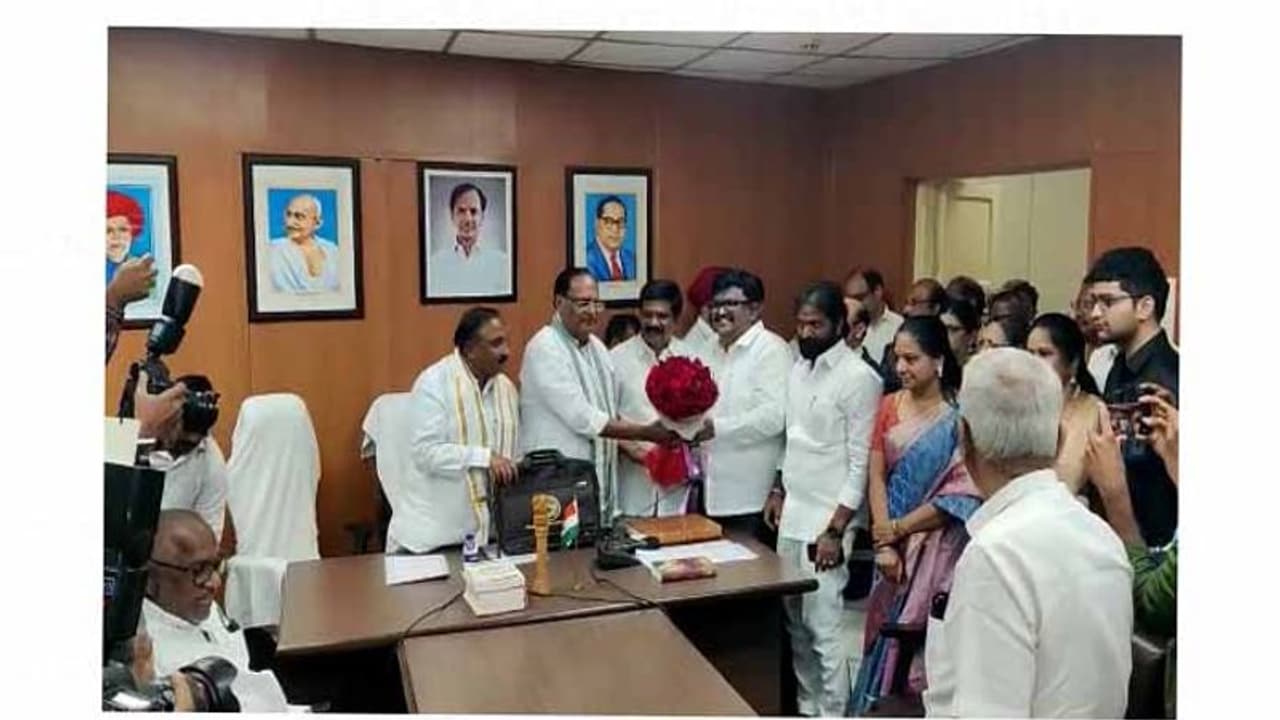 ముగ్గురు బీఆర్ఎస్ ఎమ్మెల్సీలు: ప్రమాణం చేయించిన గుత్తా సుఖేందర్ రెడ్డి ముగ్గురు బీఆర్ఎస్ ఎమ్మెల్సీలు: ప్రమాణం చేయించిన గుత్తా సుఖేందర్ రెడ్డి