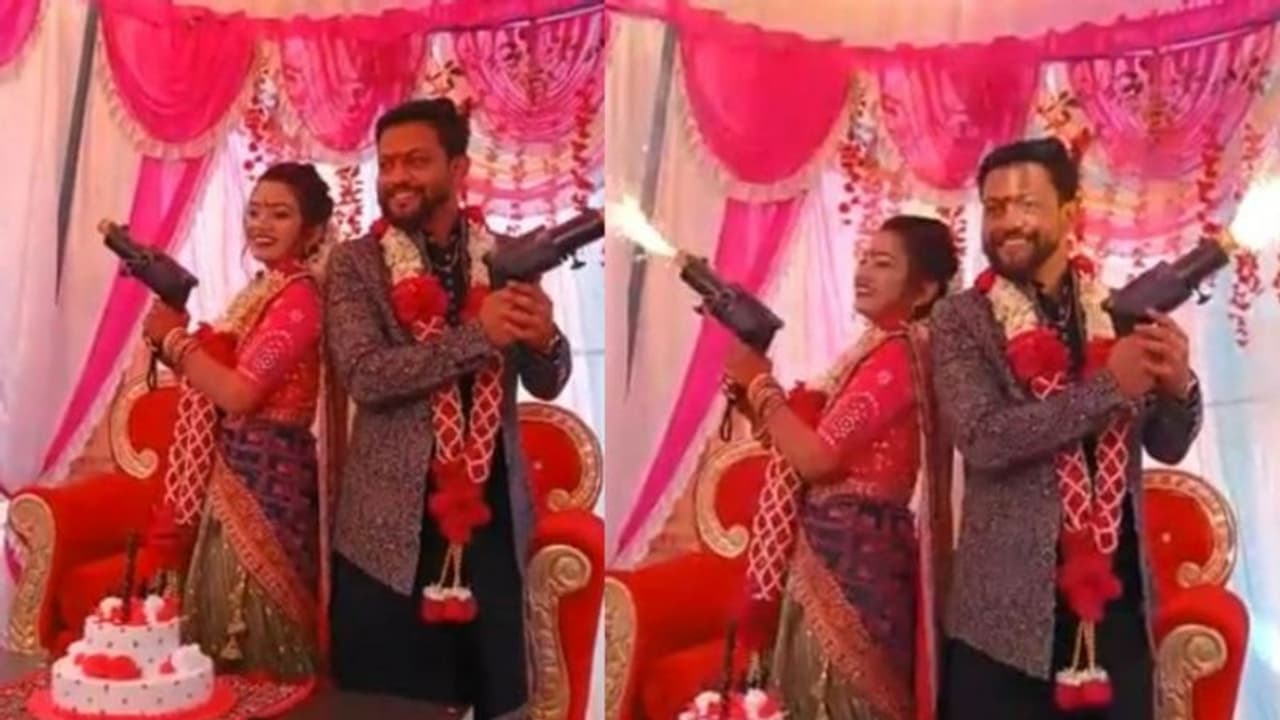 വിവാഹഫോട്ടോഷൂട്ടിനായി കയ്യിൽ തോക്കുമായി വധൂവരന്മാര്; പിന്നീട് സംഭവിച്ചത്... വിവാഹഫോട്ടോഷൂട്ടിനായി കയ്യിൽ തോക്കുമായി വധൂവരന്മാര്; പിന്നീട് സംഭവിച്ചത്...