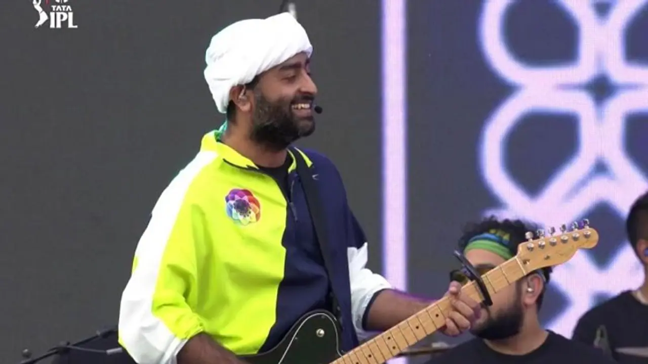 IPL 2023 ಎಂ ಎಸ್ ಧೋನಿ ಪಾದ ಮುಟ್ಟಿ ನಮಸ್ಕರಿಸಿದ ಗಾಯಕ ಅರಿಜಿತ್ ಸಿಂಗ್; ಧೋನಿ ಗಳಿಸಿದ್ದು ಇದೇ ಅಲ್ವಾ? IPL 2023 ಎಂ ಎಸ್ ಧೋನಿ ಪಾದ ಮುಟ್ಟಿ ನಮಸ್ಕರಿಸಿದ ಗಾಯಕ ಅರಿಜಿತ್ ಸಿಂಗ್; ಧೋನಿ ಗಳಿಸಿದ್ದು ಇದೇ ಅಲ್ವಾ?