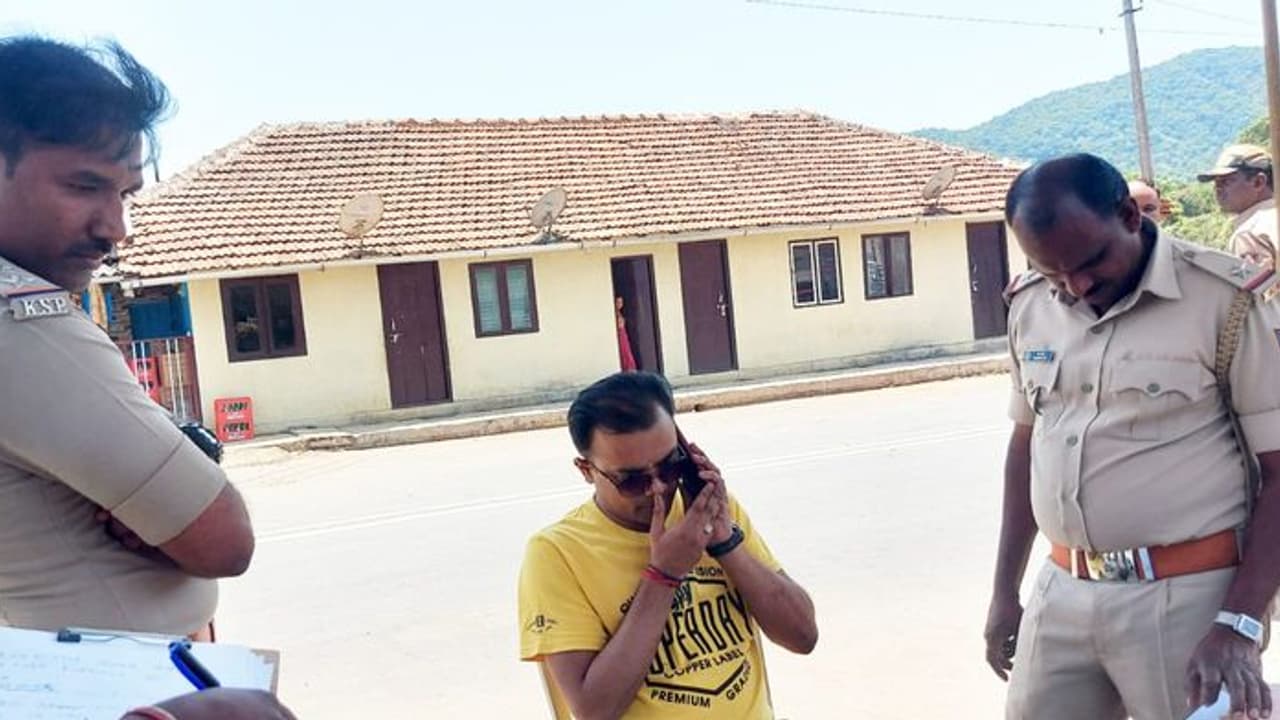 Chikkamagaluru: ಚುನಾವಣಾ ನೀತಿ ಸಂಹಿತೆ ಜಾರಿ ಹಿನ್ನೆಲೆ: ದಾಖಲೆ ಇಲ್ಲದೆ ಸಾಗಿಸುತ್ತಿದ್ದ 2.5 ಲಕ್ಷ ಹಣ ವಶ