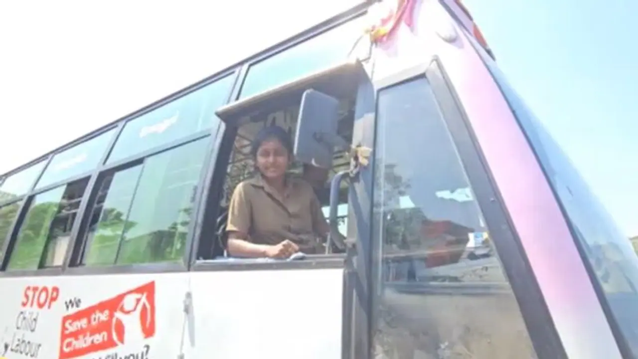 பேருந்து ஓட்டுநரான கோவை பெண்… மக்களிடையே குவிந்து வரும் பாராட்டு!!